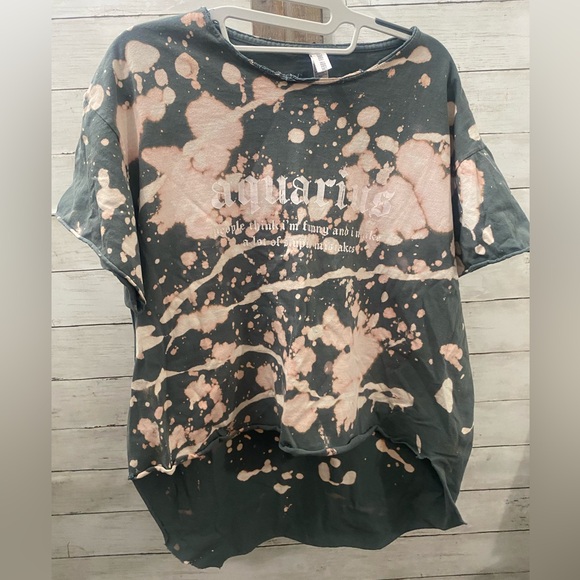 Pebby Forevee Short Sleeve Graphic Tee w/ Aquarius Quote - Picture 1 of 8